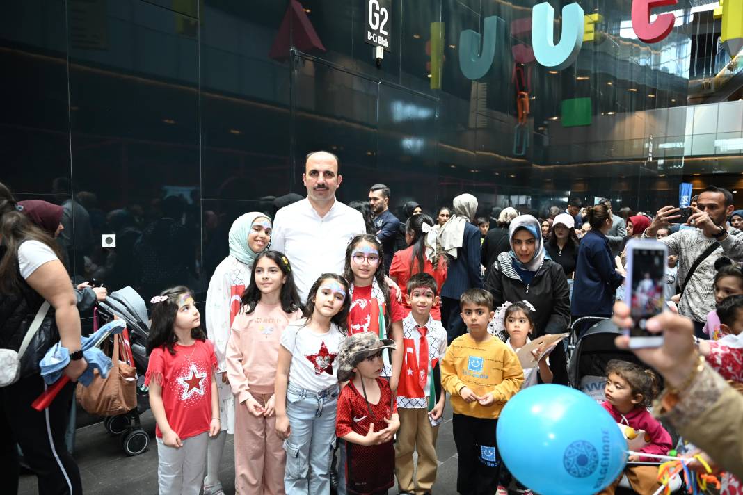 Başkan Altay minik kitap kurtlarıyla bir arada 12